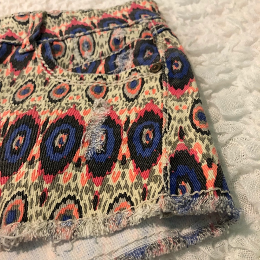 | Patterned Shorts | - Picture 4 of 6